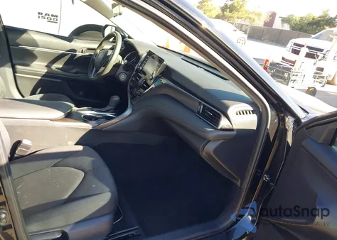 2022 Toyota Camry Le z USA, uszkodzony, nr VIN 4T1C11AK8NU667331